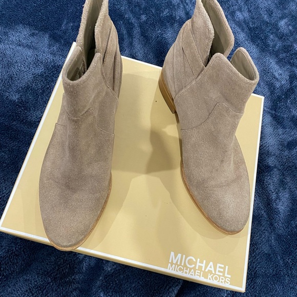⭐️PRICE⬇️  
Michael Kors - Khaki Salem Bootie - 7M - Picture 2 of 10